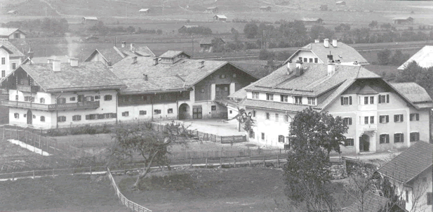 Piffhaus mit neu errichtetem Wirtschaftgebäude 1925