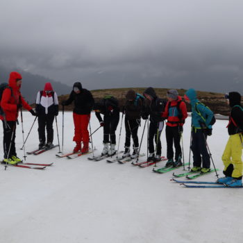 Schülergruppe mit Schitourngeh Ausrüstung