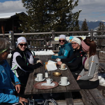 Schülerinnen beim der Pause