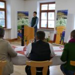 Schüler spricht vor Jury