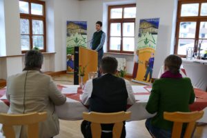 Schüler spricht vor Jury
