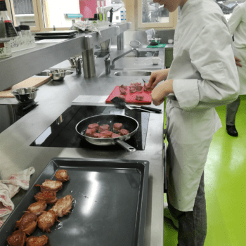 Schüler beim Kochen