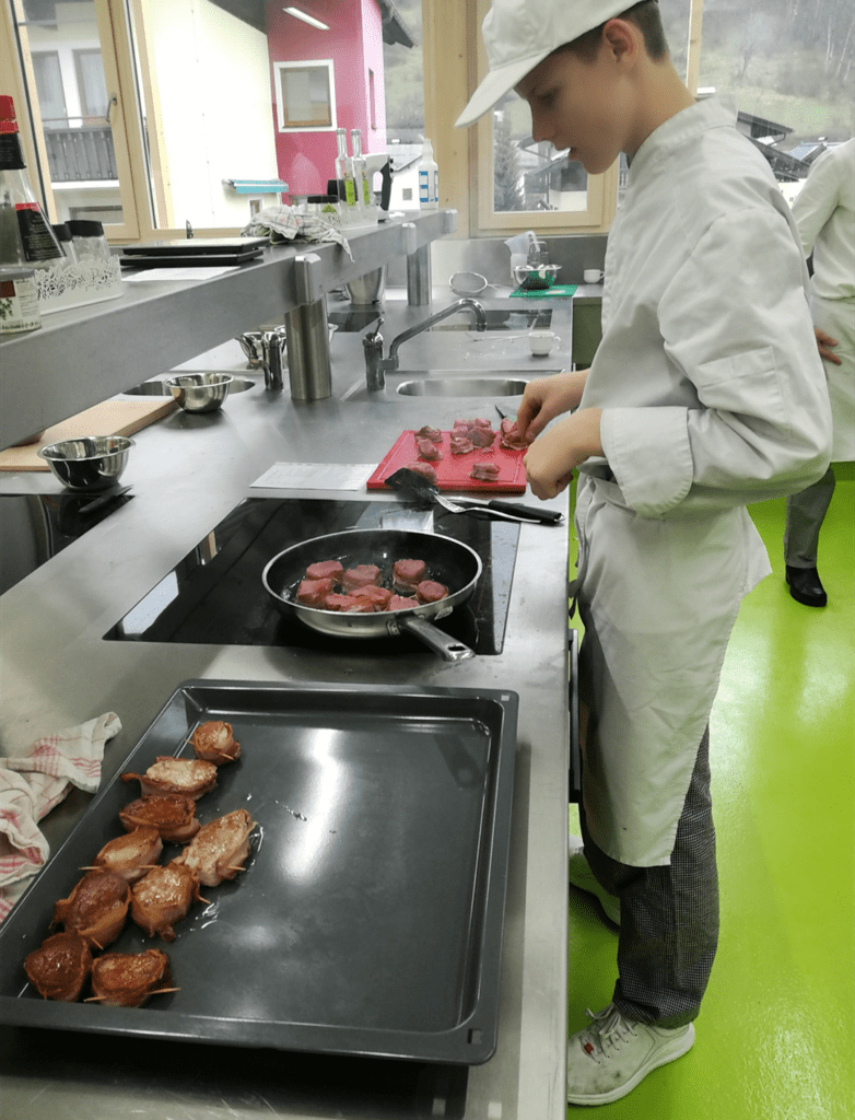 Schüler beim Kochen