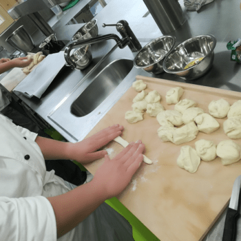 Schüler beim Kochen