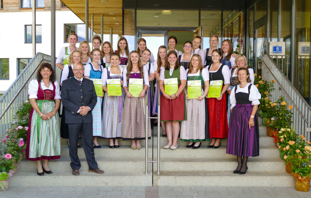 Absolventinnen 2019 der BHM Bruck mit einer AUSZEICHNUNG bei den Abschlussprüfungen